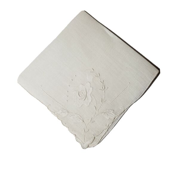 VINTAGE HANKIE WHITE FLORAL EMBROIDERY SCALLOPED EDGE HANDMADE POCKET SCARF - Picture 3 of 9
